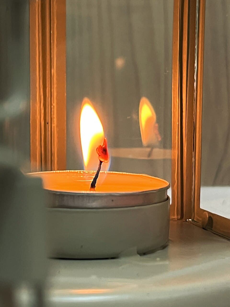 شمعة صغيرة بإضاءة دافئة